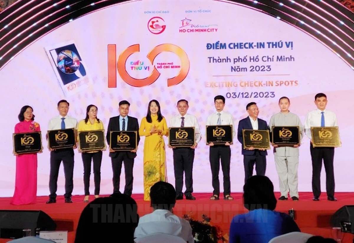 Giám đốc Sở Du lịch TP Hồ Chí Minh Nguyễn Thị Ánh Hoa trao chứng nhận Chương trình “TP Hồ Chí Minh – 100 điều thú vị” cho các đơn vị. Ảnh: Sở Du lịch TP HCM