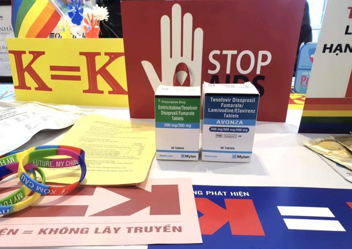 Bàn truyền thông phòng, chống HIV/AIDS