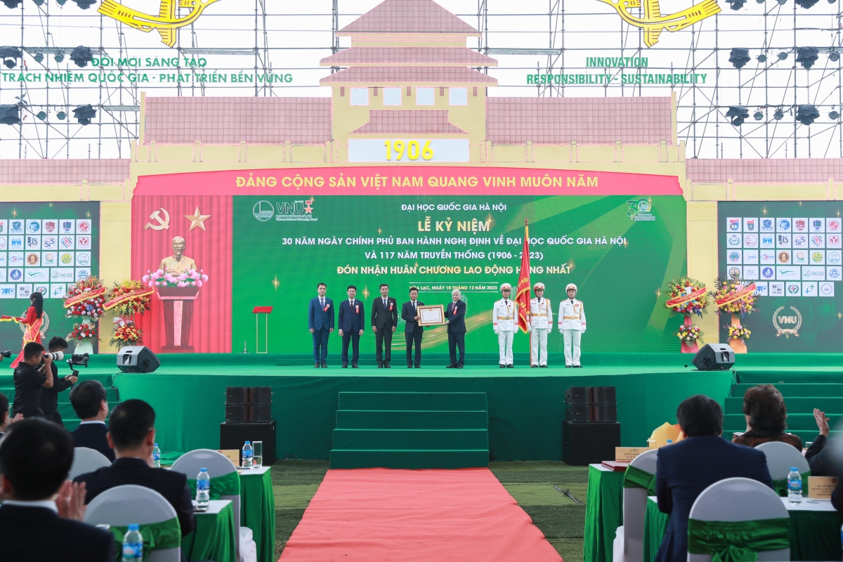 Đại học Quốc gia Hà Nội đón nhận Huân chương Lao động hạng Nhất. Ảnh: VNU