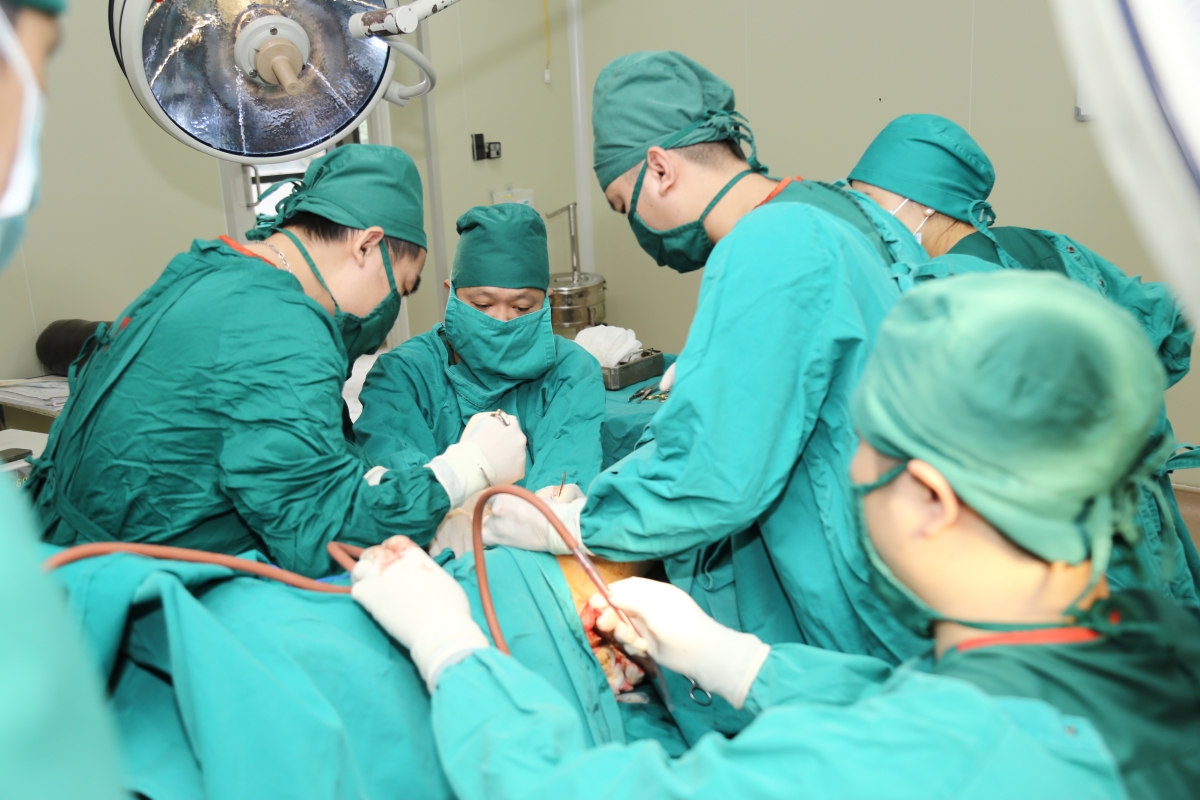 Phẫu thuật cấp cứu nhổ thanh sắt ra khỏi cơ thể bệnh nhân. Ảnh: BV cung cấp