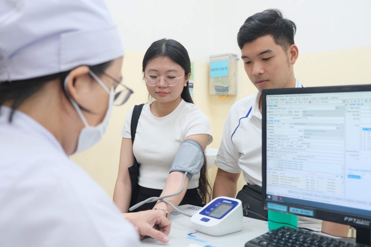 Một cặp vợ chồng trẻ đăng ký khám sức khỏe tiền hôn nhân tại TP. Hồ Chí Minh