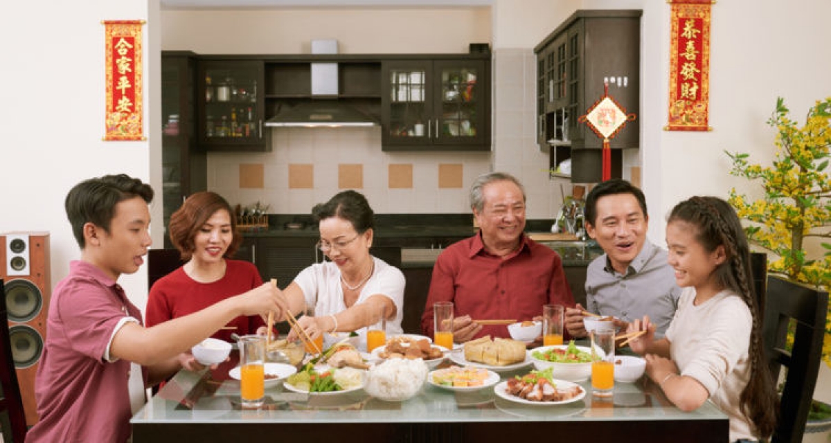Dù lịch vui chơi dày đặc thế nào, con cháu hãy tạo ra những bữa cơm đầm ấm trong kỳ nghỉ lễ để người già bớt cô đơn, trống trải