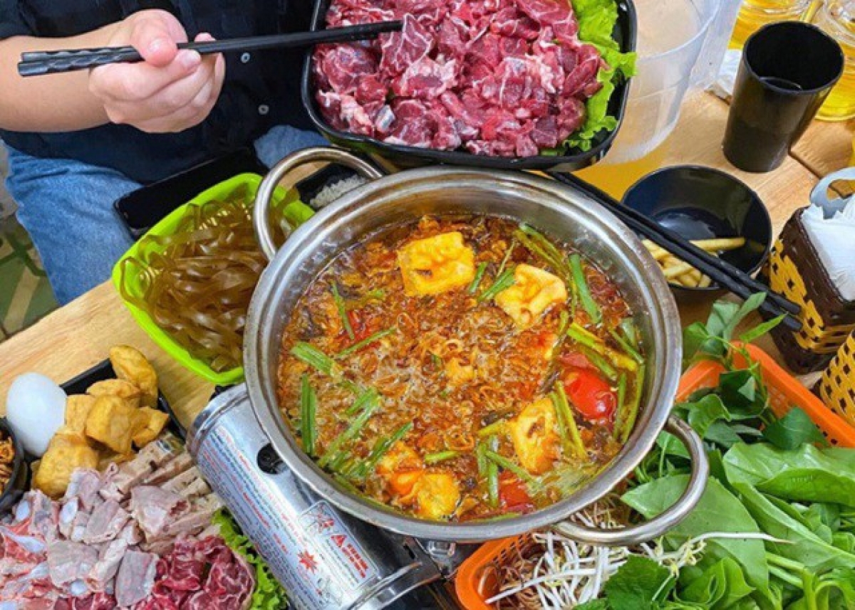 Môi trường ăn xung quanh cũng ảnh hưởng không nhỏ đến chất lượng của bữa ăn lẩu