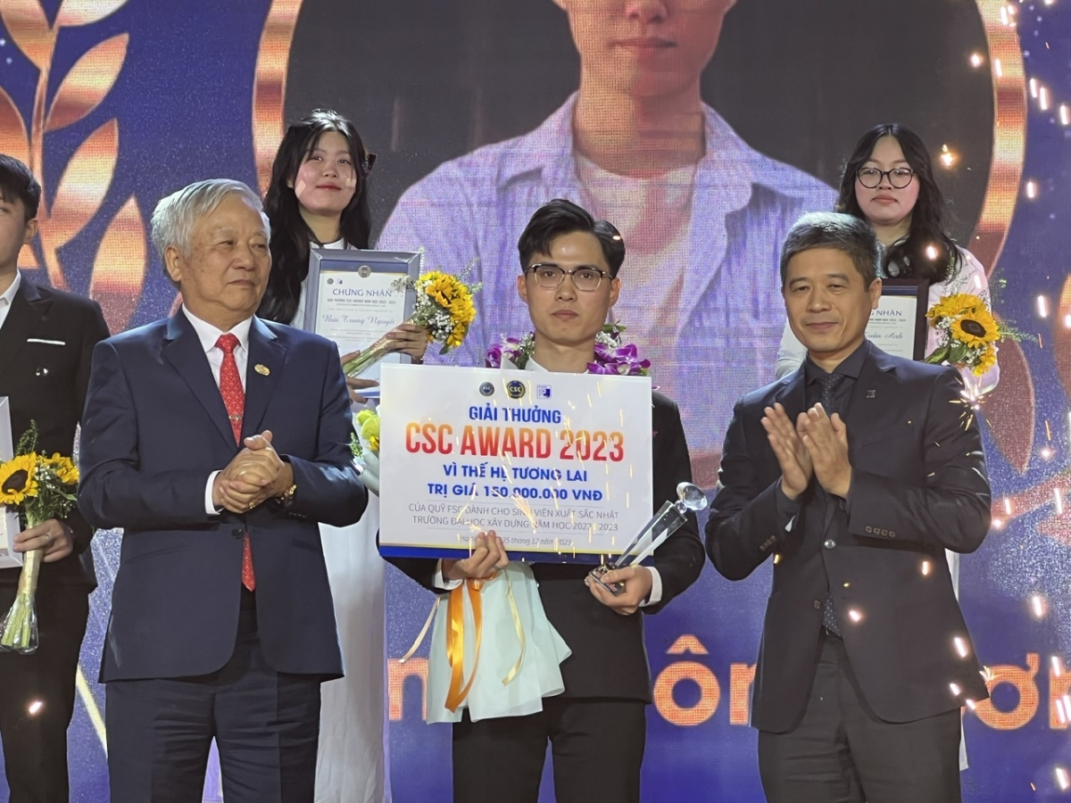 Ông Đào Ngọc Thanh - Chủ tịch HĐQT Tập đoàn Cotana - Thành viên sáng lập Quỹ FSC (ảnh trái) và PGS.TS Hoàng Tùng - Hiệu trưởng Trường ĐH Xây dựng Hà Nội ( ảnh phải) trao giải thưởng CSC lần thứ 11 cho Dương Công Sơn - sinh viên Khoa CNTT