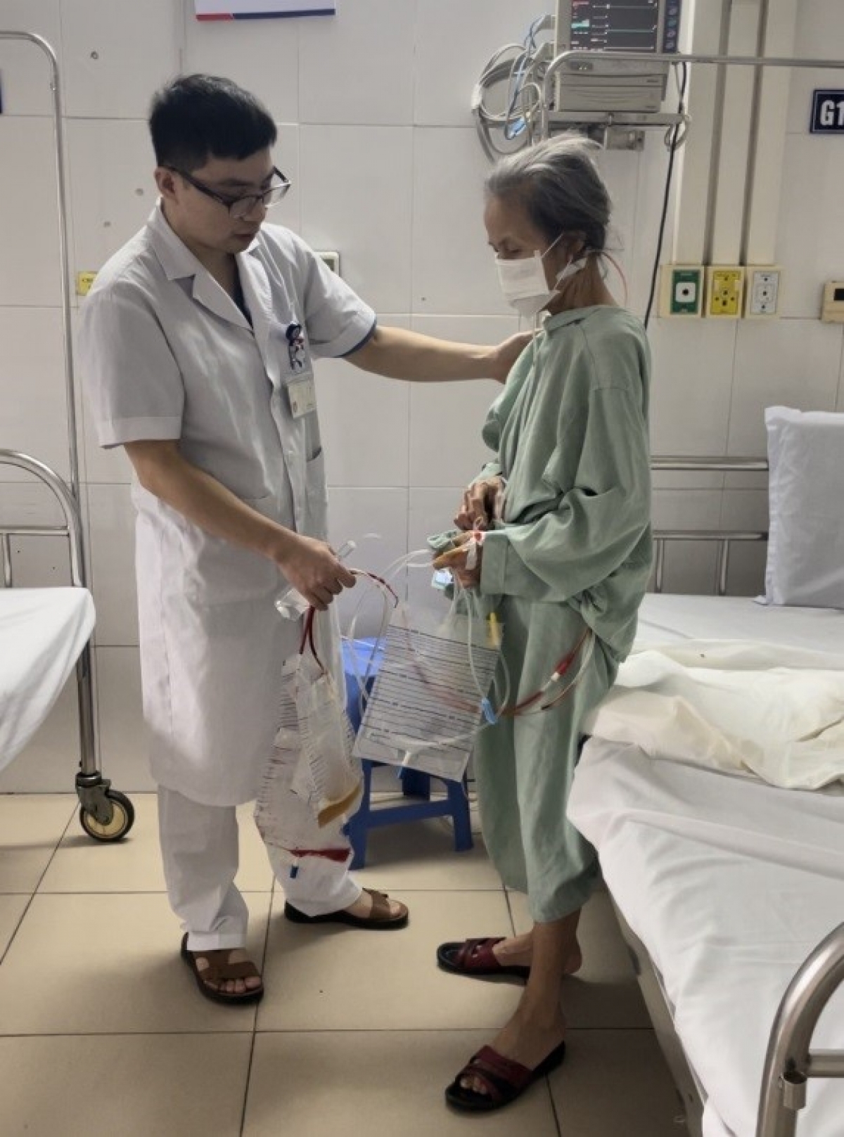 Sau 6 giờ đồng hồ, bệnh nhân có thể ngồi được và bắt đầu tập đi
