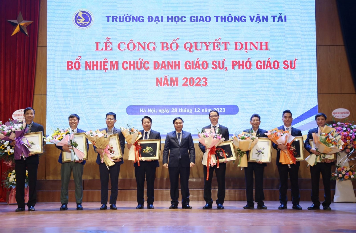GS.TS. Nguyễn Ngọc Long – Hiệu trưởng chúc mừng và chụp ảnh lưu niệm cùng các tân PGS