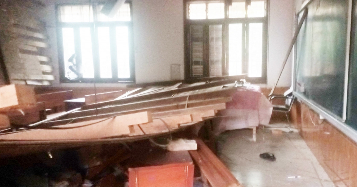 Hiện trường bên trong lớp học 11A9, Trường PT Hermann Gmeiner Vinh sau sự cố sập trần gỗ