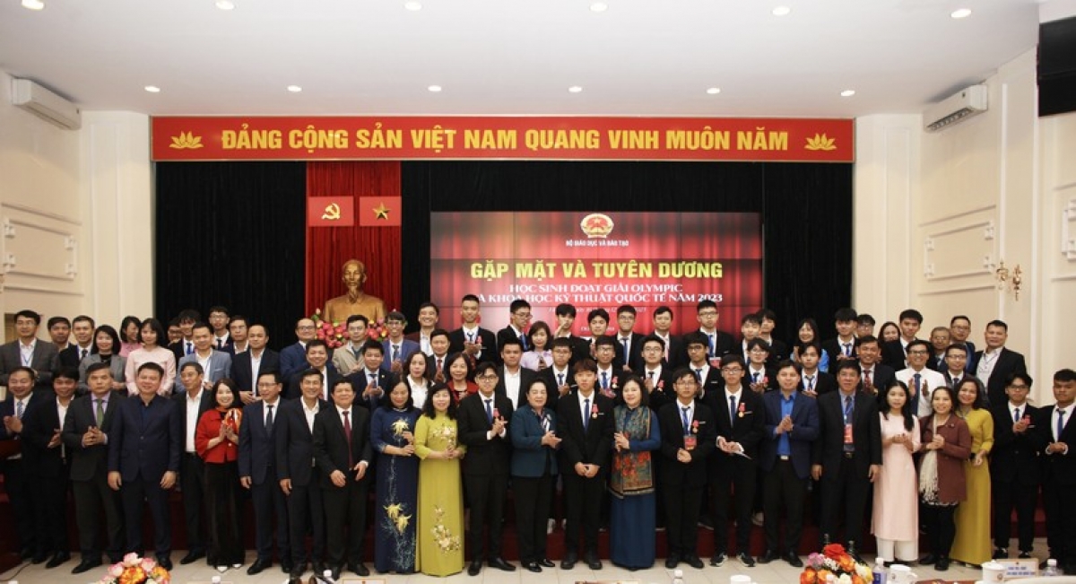 Buổi gặp mặt, tuyên dương học sinh đoạt giải các kỳ thi Olympic và Khoa học kỹ thuật quốc tế năm 2023.