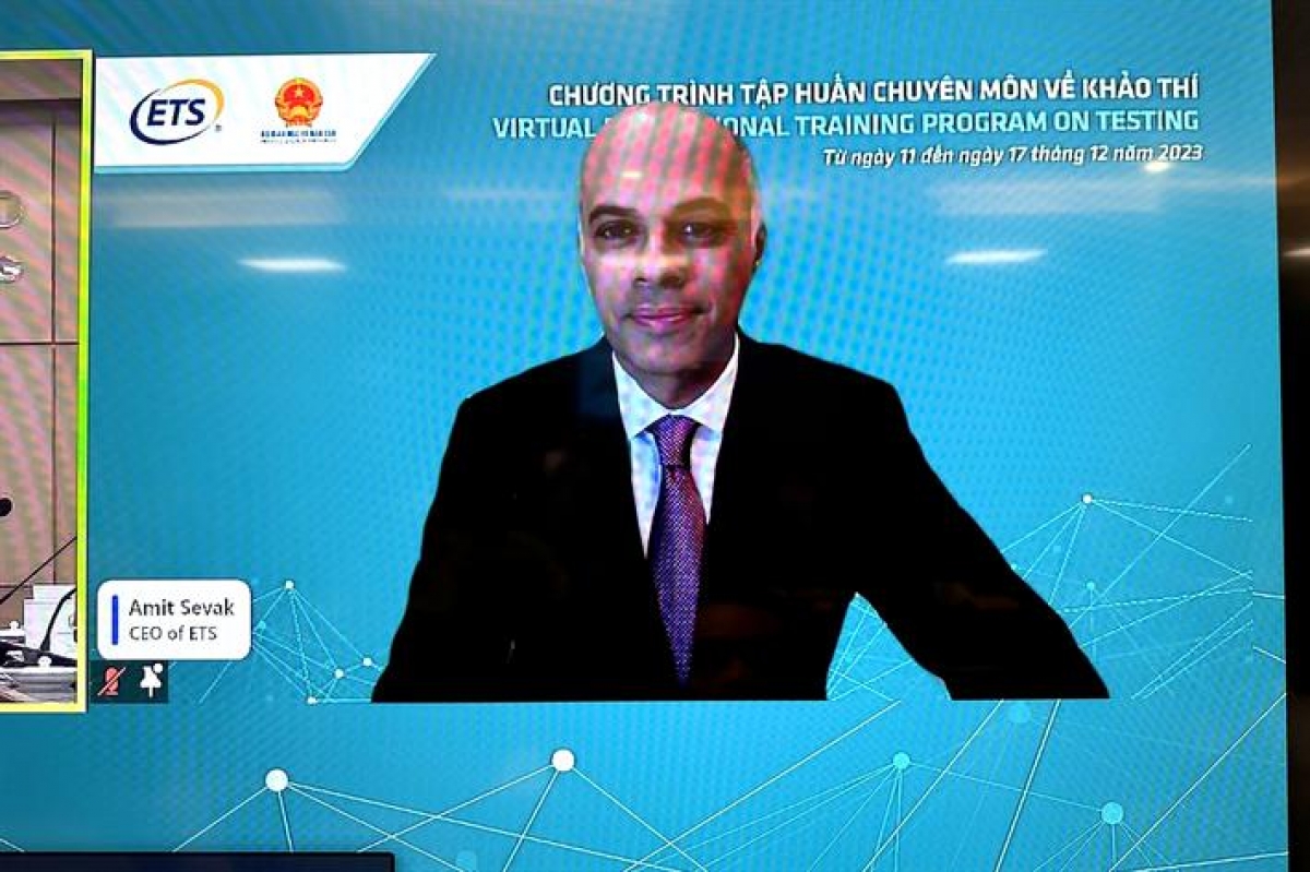 Ông Amit Sevak, Giám đốc điều hành Viện Khảo thí giáo dục Hoa Kỳ (ETS) trao đổi trực tuyến từ điểm cầu Hoa Kỳ