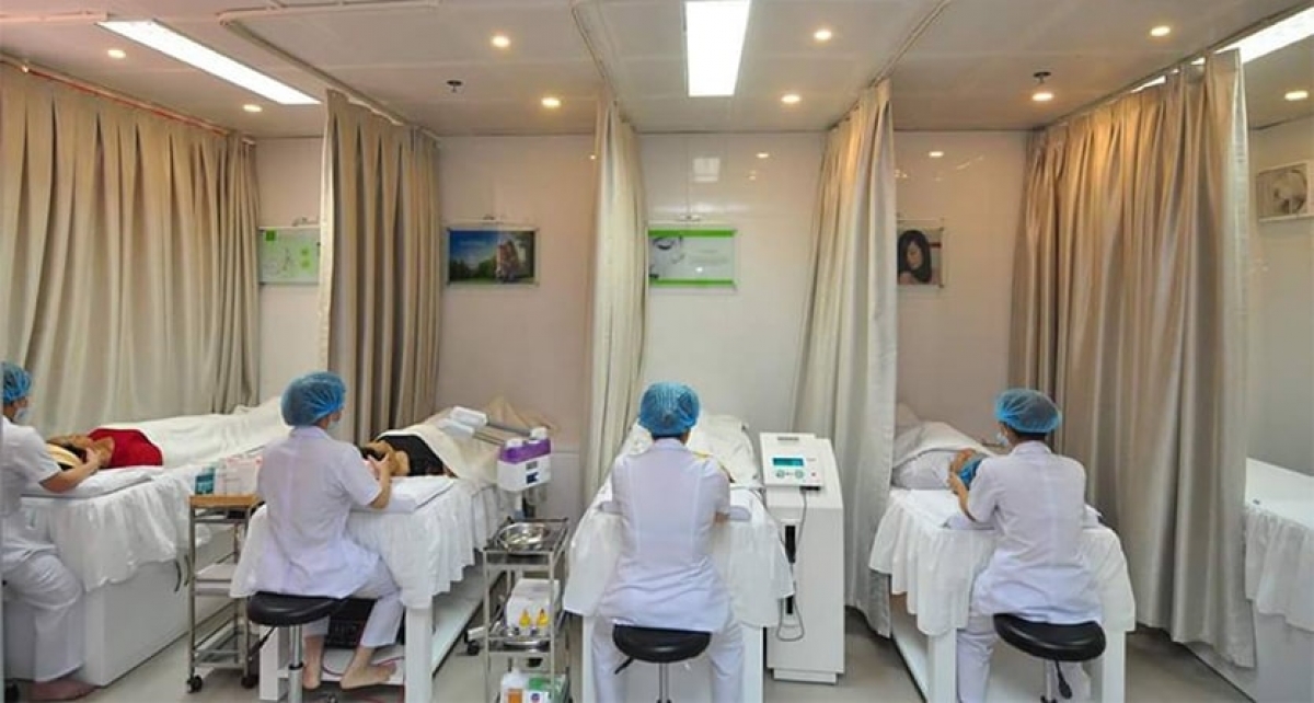 Các chuyên gia khuyến cáo người dân nên lựa chọn các địa chỉ đáng tin cậy để làm đẹp