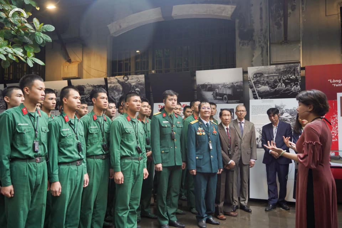 Trưng bày thu hút đông khách tham quan