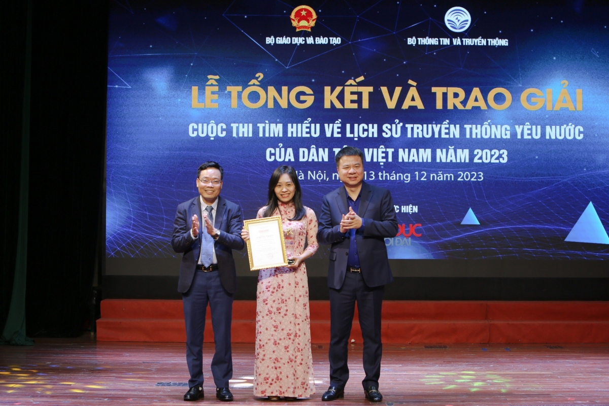 Cô Nguyễn Thị Thiên Sinh, giáo viên Trường Phổ thông Dân tộc nội trú Bắc Kạn (tỉnh Bắc Kạn) nhận giải Nhất