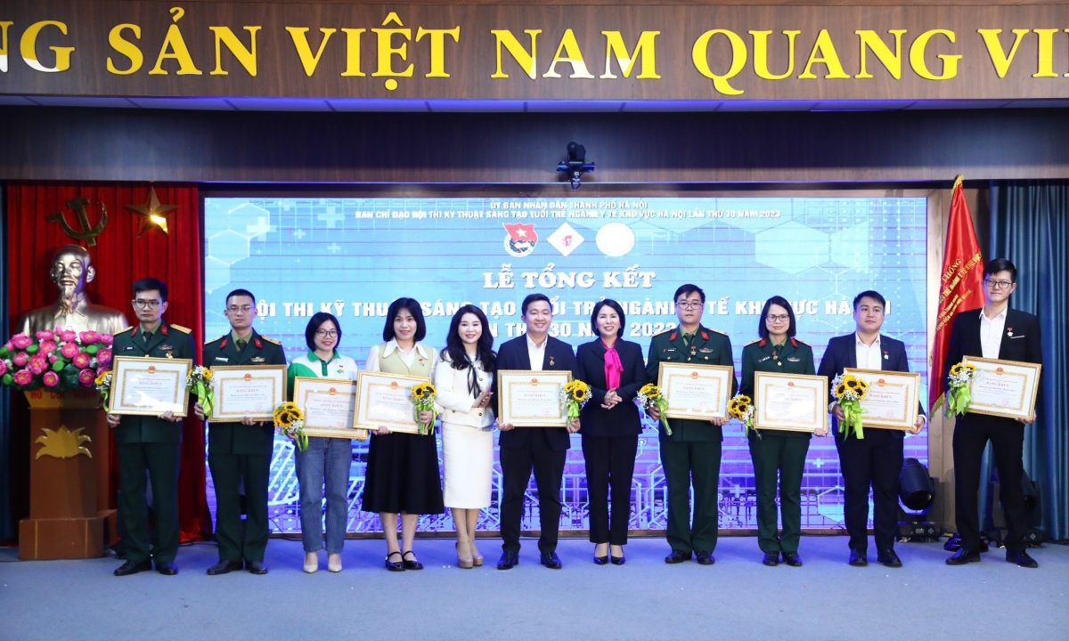 Giám đốc Sở Y tế Trần Nhị Hà và Bí thư Thành đoàn TP. Hà Nội trao bằng khen cho các cá nhân đoạt giải.