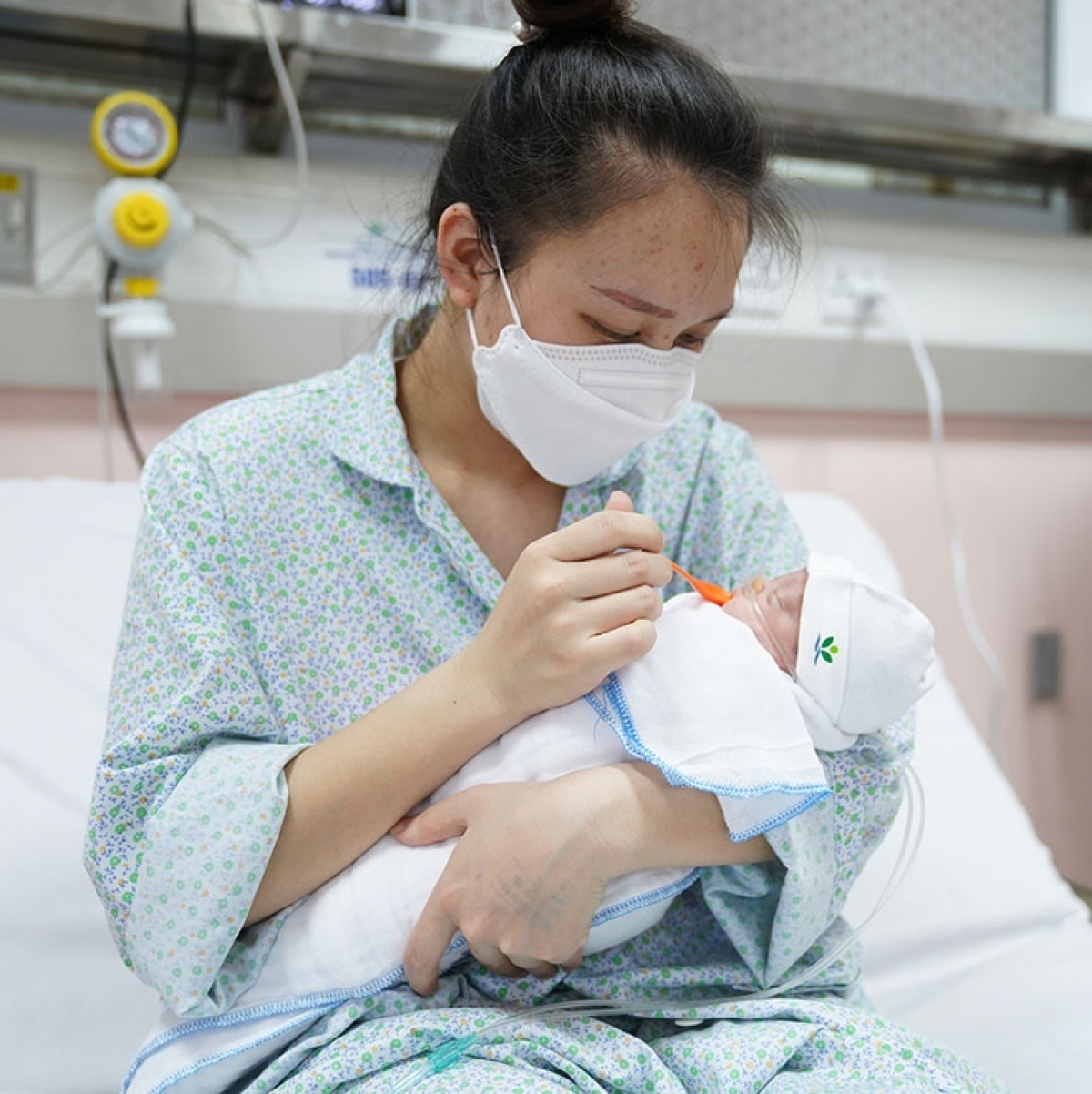 Những đứa trẻ sinh non được sử dụng sữa mẹ hiến tặng