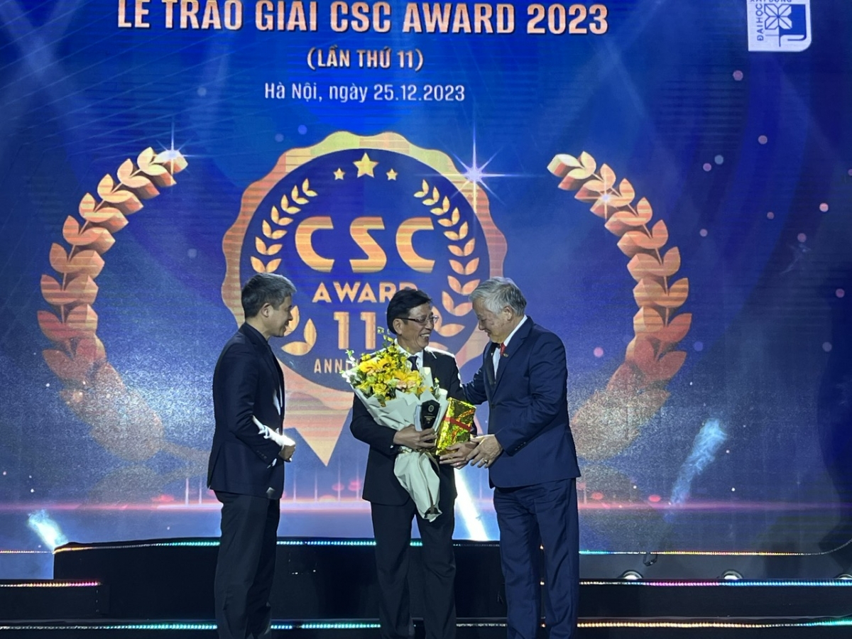 Ông Đào Ngọc Thanh - Chủ tịch HĐQT Tập đoàn Vinaconex và Tập đoàn Cotana - Thành viên sáng lập Quỹ FSC (bên phải) và PGS.TS Hoàng Tùng - Hiệu trưởng Trường ĐH Xây dựng Hà Nội (bên trái) tặng hoa tri ân NGUT PGS.TS Phạm Duy Hòa, nguyên Hiệu trưởng Trường ĐH Xây dựng Hà Nội - Chủ tịch HĐ Khoa học Quỹ FSC và giải thưởng CSC.