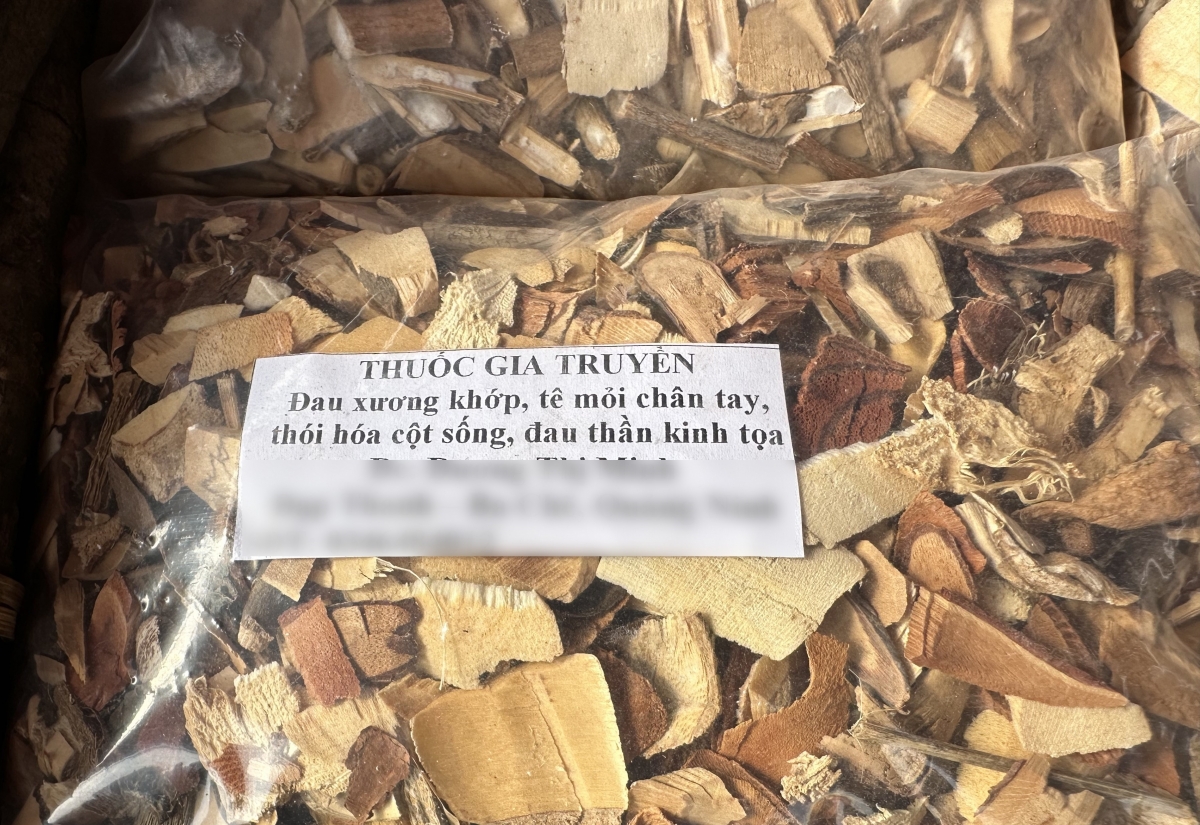 Từ các loại thảo dược tự nhiên bà Dương Thị Minh kết hợp thành những gói thuốc nam gia truyền