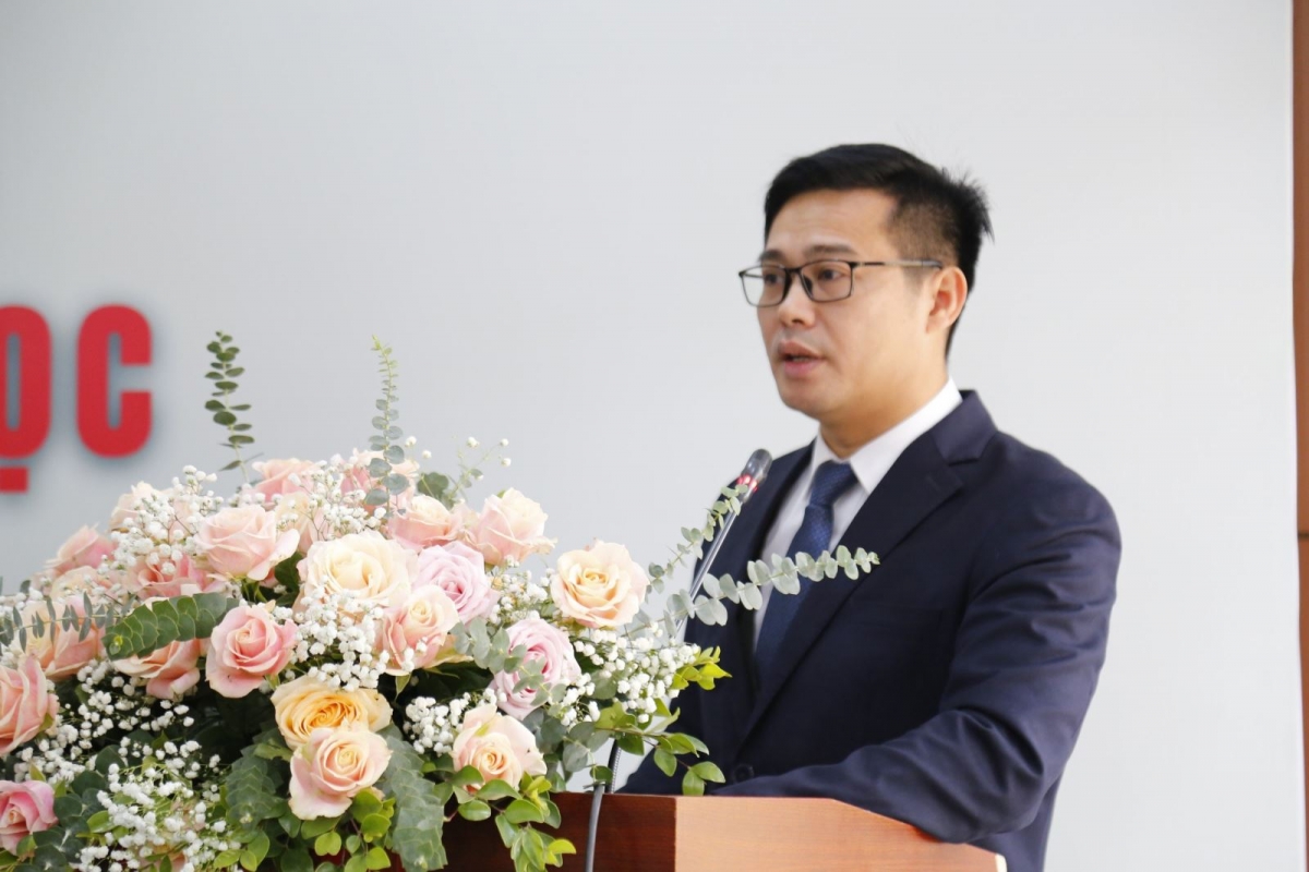 TS. Phạm Đức Anh, Phó Viện trưởng phụ trách Viện Việt Nam học và Khoa học phát triển, Đại học Quốc gia Hà Nội phát biểu tại hội thảo.