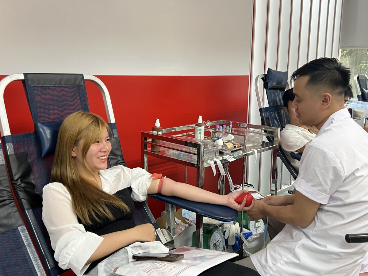 Một bạn trẻ tham gia hiến máu