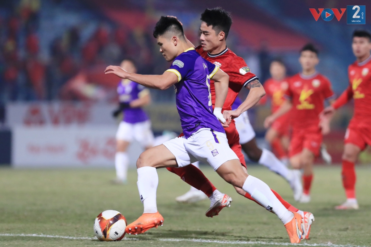 Thi đấu lấn lướt trước Hồng Lĩnh Hà Tĩnh, nhưng Hà Nội FC lại là những người bị thủng lưới trước