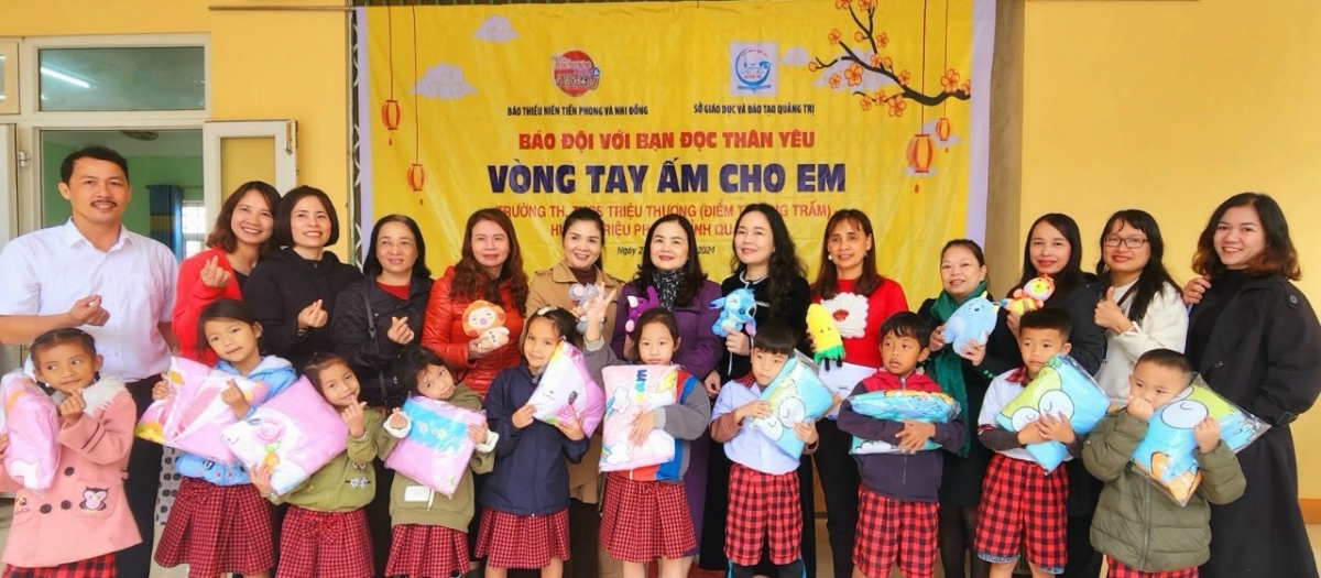 Báo Thiếu niên và Nhi đồng, Quỹ học bổng Vừ A Dính trao quà cho các em học sinh tại điểm trường Trấm, trường mầm non, tiểu học, THCS Triệu Thượng, Triệu Phong, tỉnh Quảng Trị