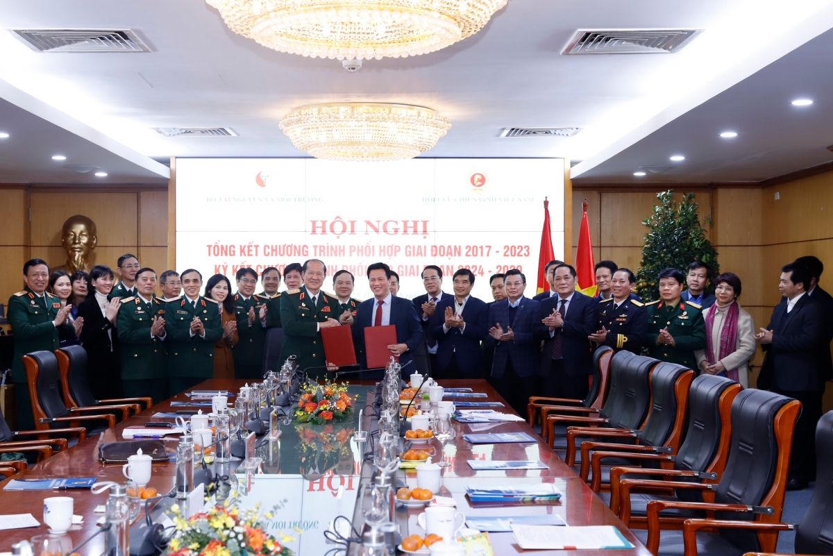 Bộ trưởng Đặng Quốc Khánh cùng Thượng tướng Bế Xuân Trường Ký kết Chương trình phối hợp thực hiện nhiệm vụ trong lĩnh vực tài nguyên và môi trường giai đoạn 2024-2029