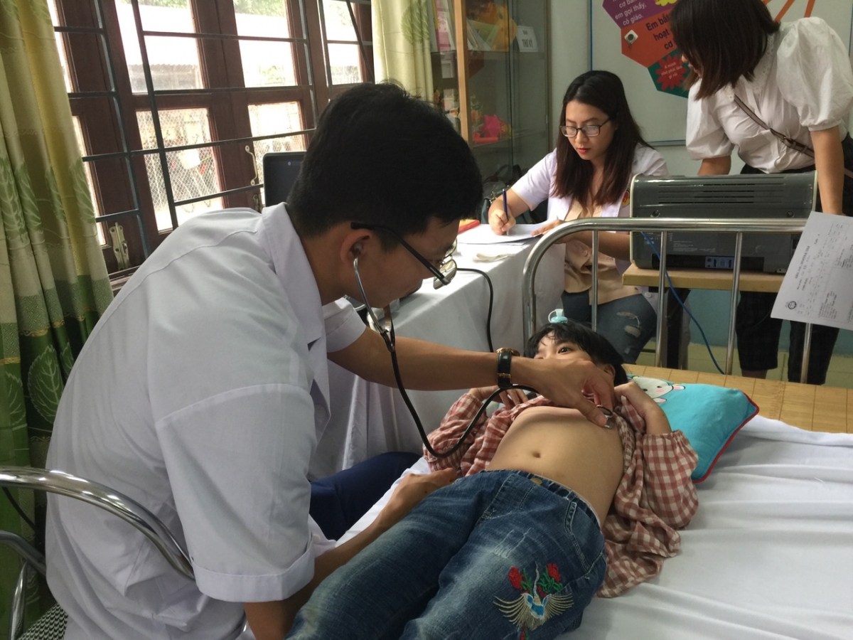 BS Bệnh viện E khám sàng lọc phát hiện bệnh nhi mắc bệnh tim bẩm sinh