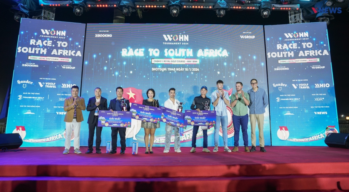 Trao thưởng cho bốn golf thủ giành giải nhất ở các bảng của chặng 1