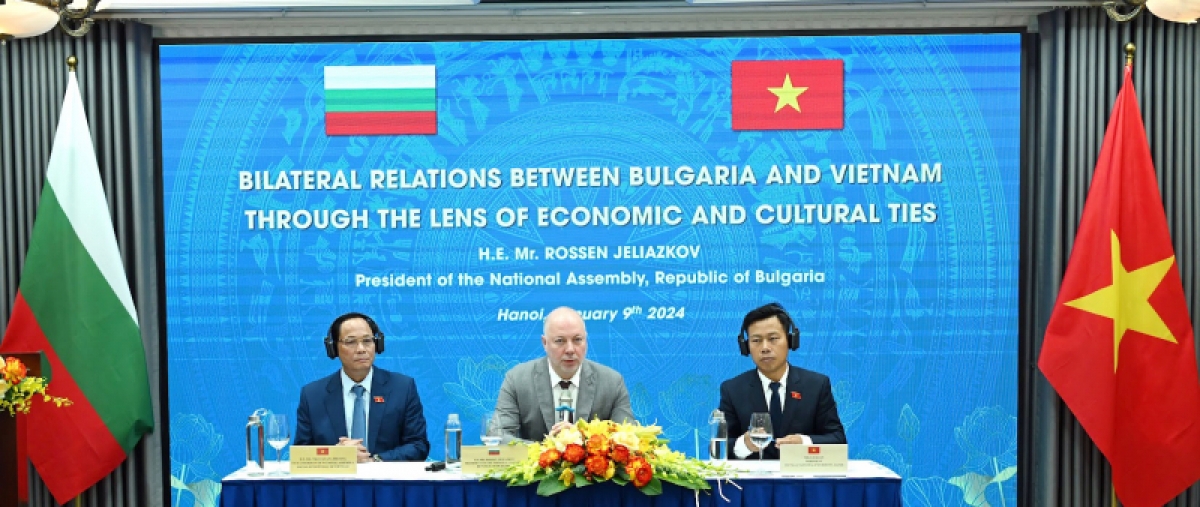 Chủ tịch Quốc hội Bulgaria Rossen Dimitrov Jeliazkov; Phó Chủ tịch Quốc hội, Thượng tướng Trần Quang Phương; và Giám đốc Đại học Quốc gia Hà Nội Lê Quân tại cuộc làm việc, phát biểu chính sách với giảng viên, sinh viên Đại học Quốc gia Hà Nội