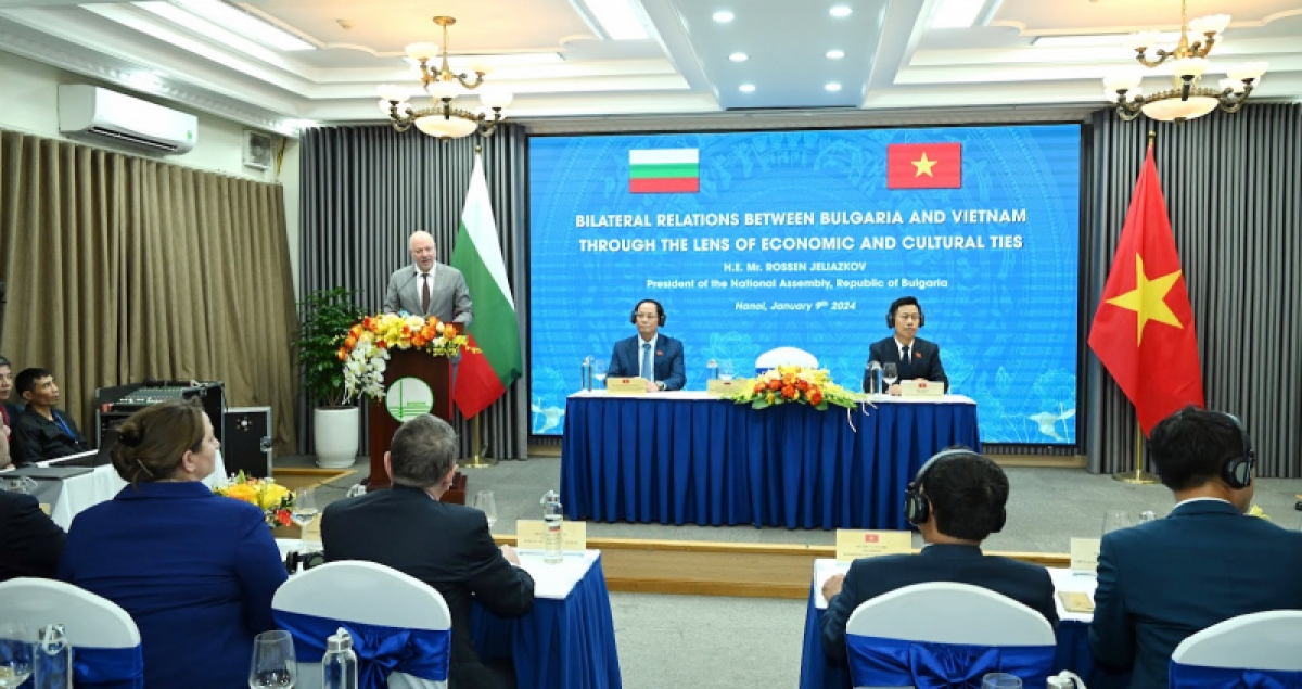 Chủ tịch Quốc hội Bulgaria Rossen Dimitrov Jeliazkov phát biểu, thuyết trình về chủ đề “Quan hệ song phương Bulgaria và Việt Nam thông qua lăng kính của các liên hệ kinh tế và văn hóa” với các giảng viên, sinh viên Đại học Quốc gia Hà Nội