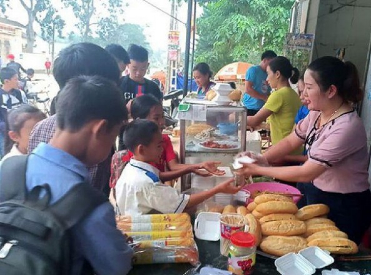 Những bữa sáng vội vã của trẻ trước cổng trường