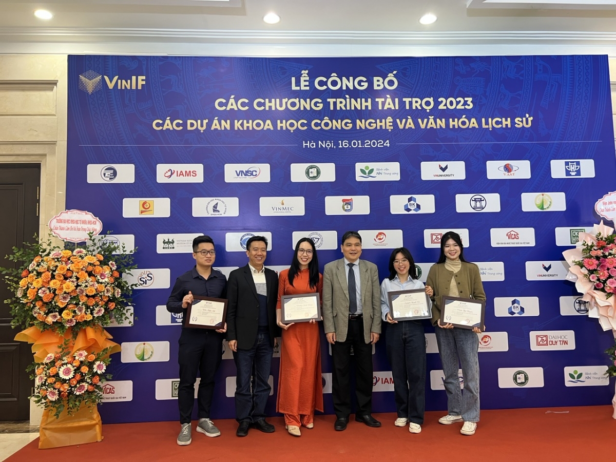 PGS.TS Trần Trần Quốc Bình - Phó HT Trường ĐHKHTN - ĐHQG HN( thứ ba từ phải sang ) 