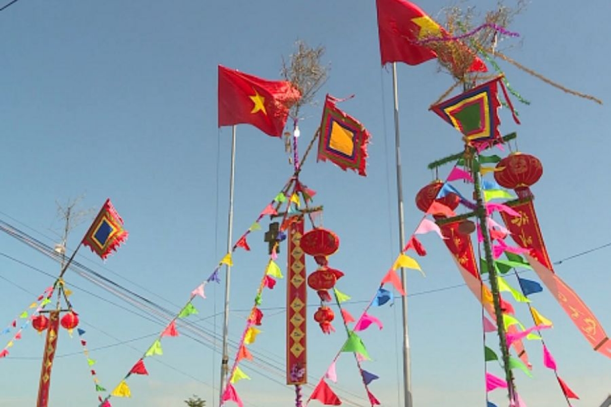 Dựng cây nêu trong ngày Tết là phong tục của nhiều dân tộc anh em.