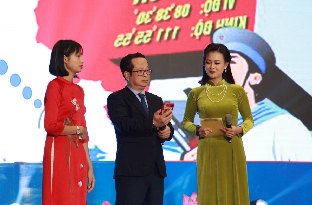 Giám đốc Sở GD-ĐT TP. Hà Nội Trần Thế Cương chia sẻ, động viên và chúc Tết các chiến sĩ qua điện thoại. (ảnh: Nguyễn Hoài)