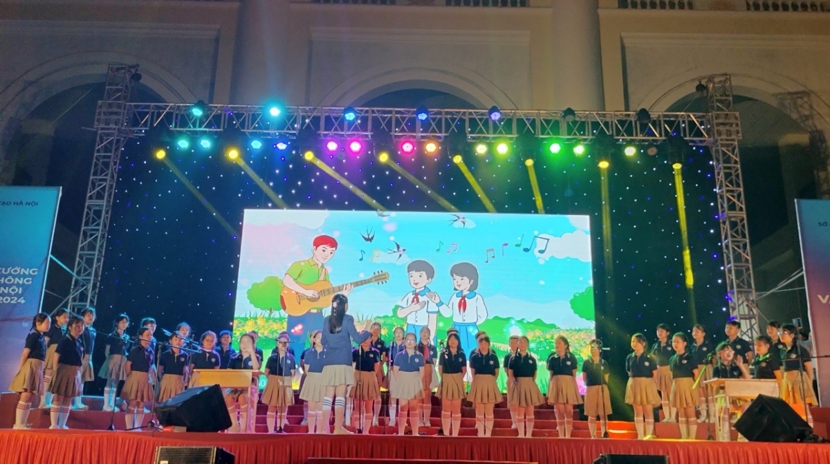 Màn hợp xướng "Khúc hát tới trường - Nụ cười - Mùa hoa phượng nở" của học sinh quận Nam Từ Liêm