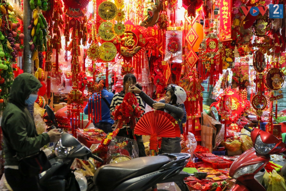 Những ngày này, trên phố Hàng Mã, kẻ bán, người mua tấp nập, nhộn nhịp.