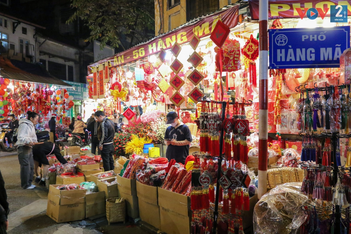 Còn hơn 1 tháng nữa là tết Nguyên đán Giáp Thìn 2024, phố Hàng Mã như được “mặc áo mới” với các loại câu đối chúc Tết, đèn lồng, tràng pháo, hoa trang trí rực rỡ để đón khách.
