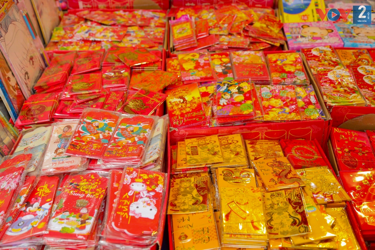 Phong bao lì xì luôn là mặt hàng "hot", năm nay các mẫu phong bao hình rồng được nhiều người ưa thích, giá dao động từ 5.000 - 50.000 đồng/tập.