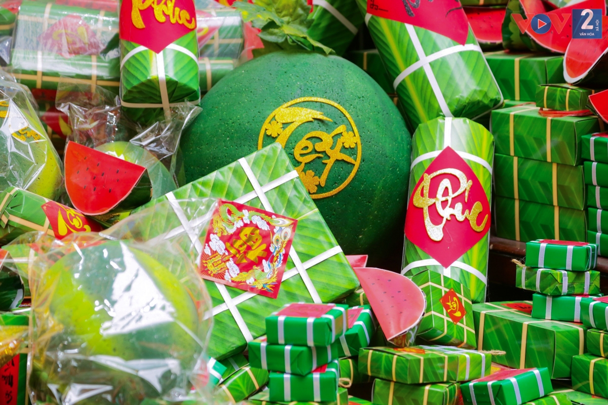 Nhiều mặt hàng trang trí truyền thống hình bánh chưng, giò, dưa hấu…cũng rất hút khách.