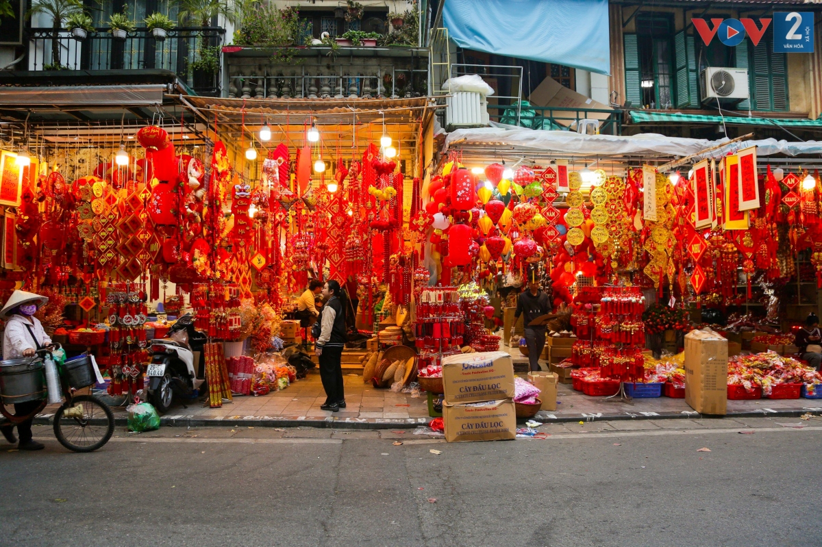 Những mặt hàng trang trí Tết với tông màu đỏ, vàng chủ đạo làm nổi bật cả con phố cổ giữa lòng Hà Nội.