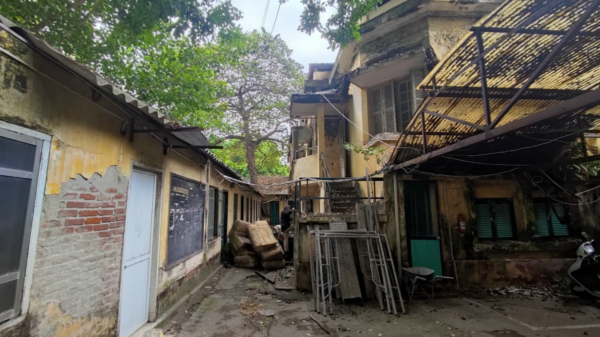 Trụ sở số 4 Thụy Khuê nhiều chỗ đổ nát, trang thiết bị dựng phim, hòa âm, máy quay phim trị giá tiền tỷ có nguy cơ trở thành phế liệu khi không được bảo quản đúng quy cách.