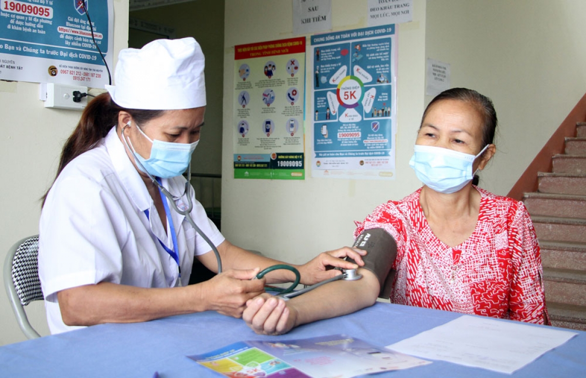 Người già nên đo huyết áp và uống thuốc thường xuyên đề phòng bị tai biến