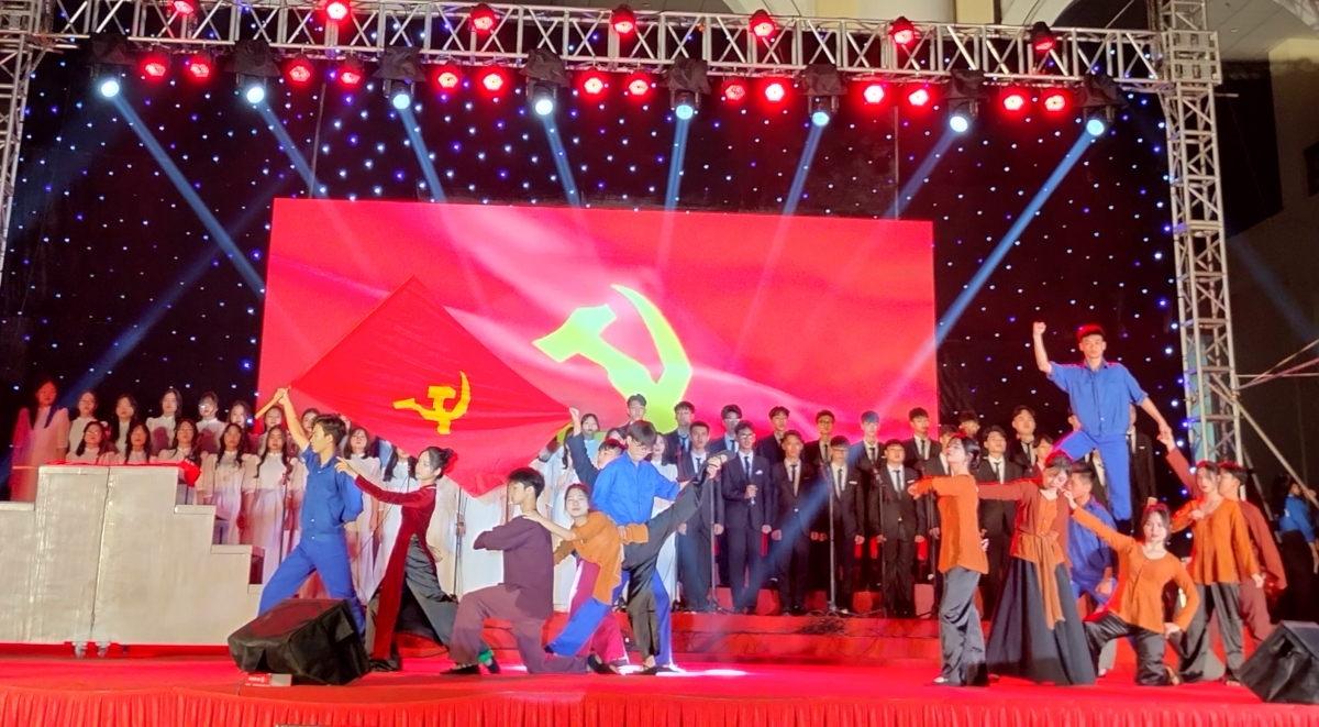 Tổ khúc "Lá cờ Đảng - Đảng đã cho ta mùa xuân - Tổ quốc ta cờ bay", hợp xướng của học sinh THPT Chương Mỹ và Thanh Oai