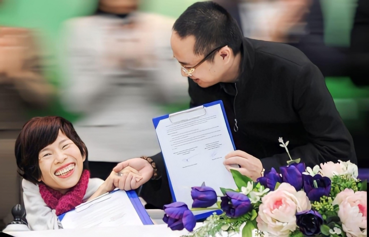 Ông Nguyễn Phan Huy Khôi chúc mừng bạn Nguyễn Thị Vân - Giám đốc TT Nghị lực sống tại lễ ký kết hợp tác giữa TT hỗ trợ thanh niên khởi nghiệp Việt Nam và Trung tâm Nghị lực sống ( ảnh chụp ngày 12/1/2024 )