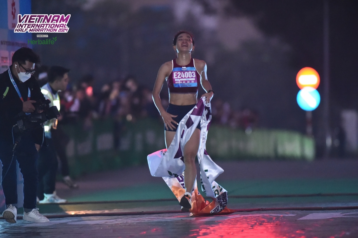 VĐV Nguyễn Thị Oanh bảo vệ ngôi vô địch đồng thời phá KLQG nội dung bán marathon