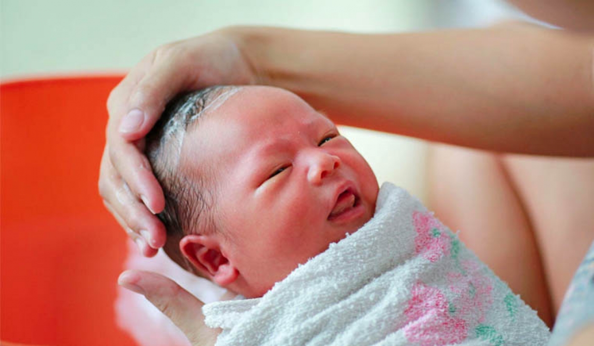 Cha mẹ nên gội đầu cho trẻ trước rồi mới tắm