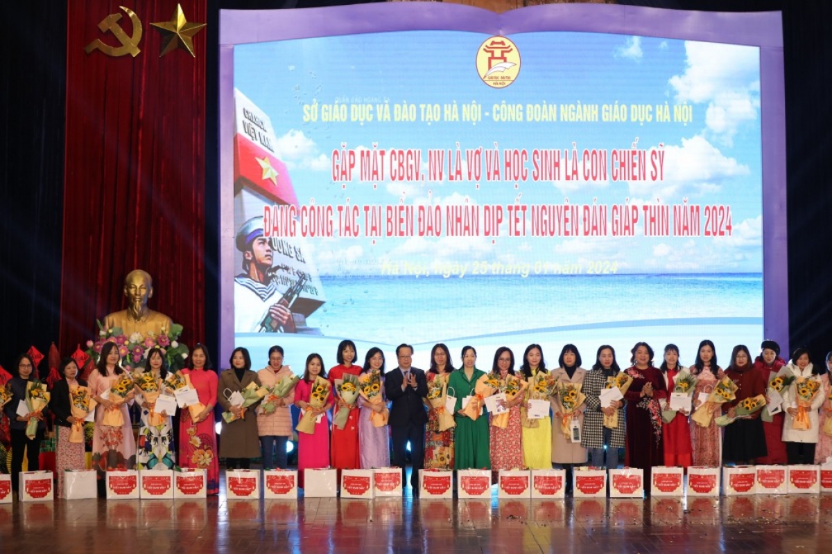 Giám đốc Sở GD-ĐT Hà Nội Trần Thế Cương tặng quà Tết tới cán bộ, giáo viên là vợ chiến sĩ đang công tác tại biển đảo (Ảnh: Ngọc Minh)