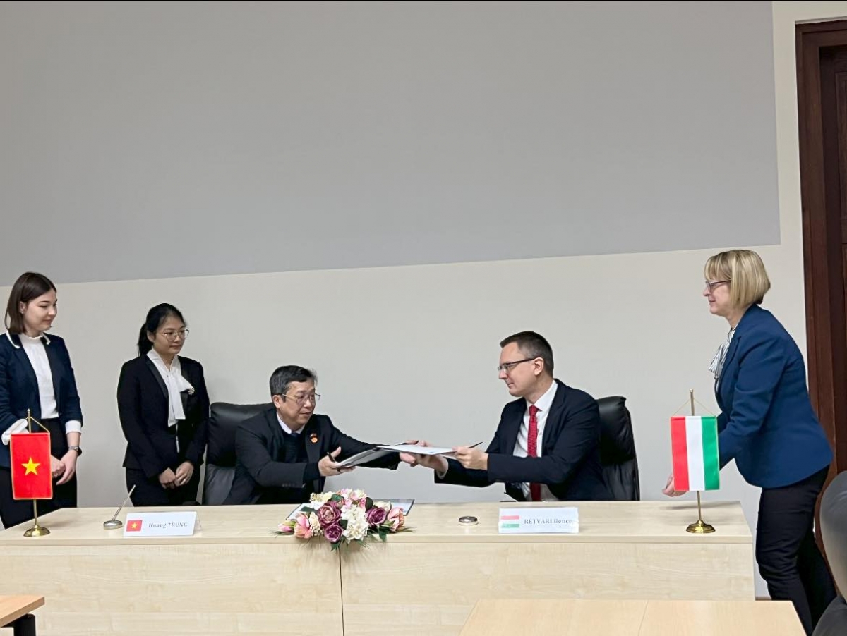 Thứ trưởng Bộ NN&PTNT Hoàng Trung làm việc với Bộ Nội vụ - Cộng hoà Hungary do Thứ trưởng RETRARI Bence dẫn đầu về Quản lý tài nguyên nước; khai thác sử dụng nước phục vụ nông nghiệp, công nghiệp, dân sinh và bảo vệ môi trường