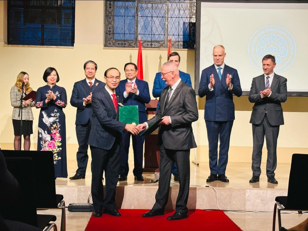 Thủ tướng Phạm Minh Chính, Bộ trưởng Bộ GD-ĐT Nguyễn Kim Sơn chứng kiến sự kiện trao 10 biên bản ghi nhớ giữa các cơ sở cơ sở giáo dục Việt Nam và Hungary ( trong ảnh GS.TS Trịnh Minh Thụ Hiệu trưởng trường ĐH Thủy lợi ký kết biên bản với Hiệu trưởng Trường ĐH Drebecen )