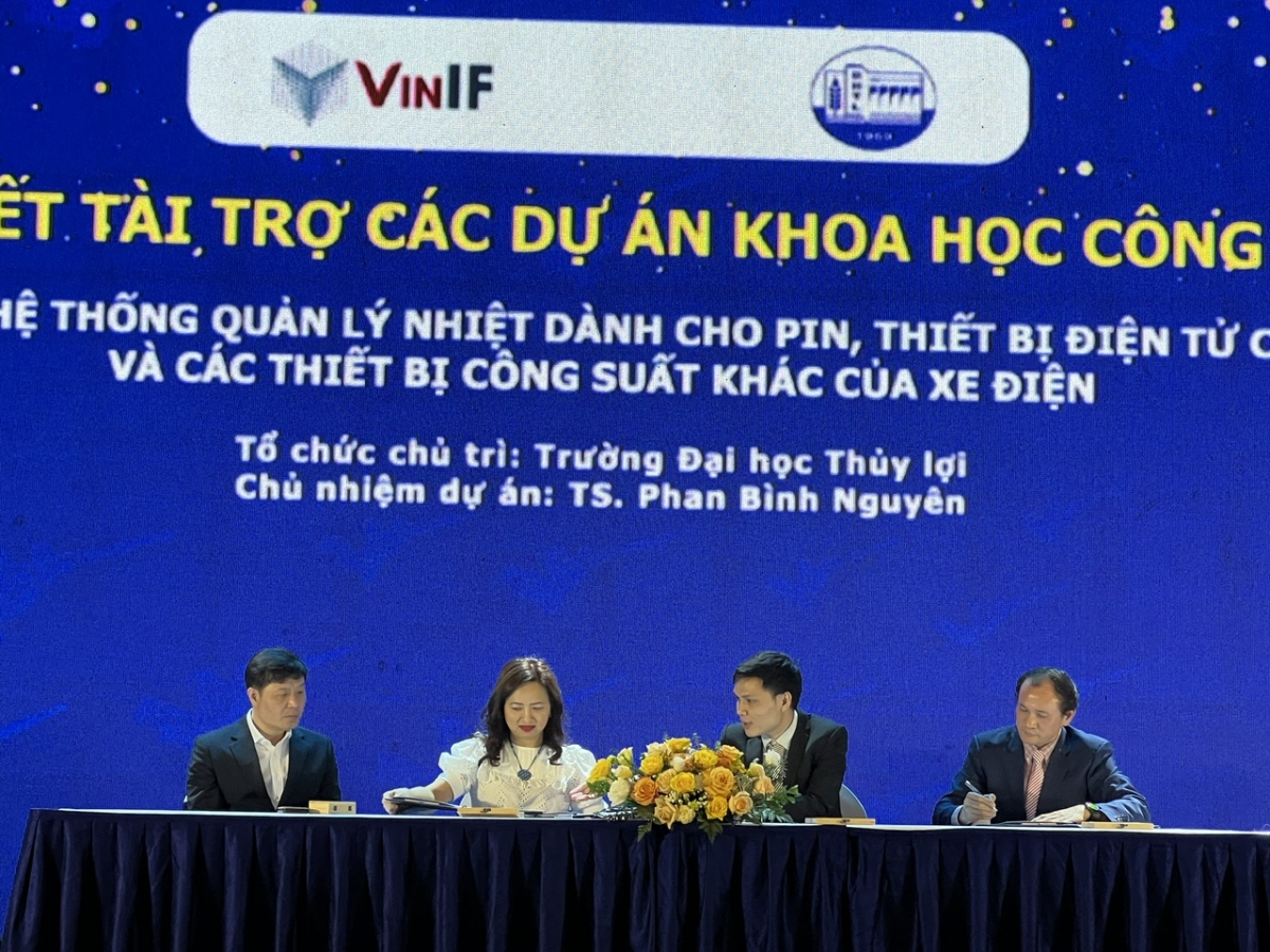 Đại diện Quỹ VINIF ký kết tài trợ cho Dự án "Hệ thống quản lý nhiệt dành cho pin, thiết bị điện tử và các thiết bị công suất khác của xe điện" của trường ĐH Thủy Lợi