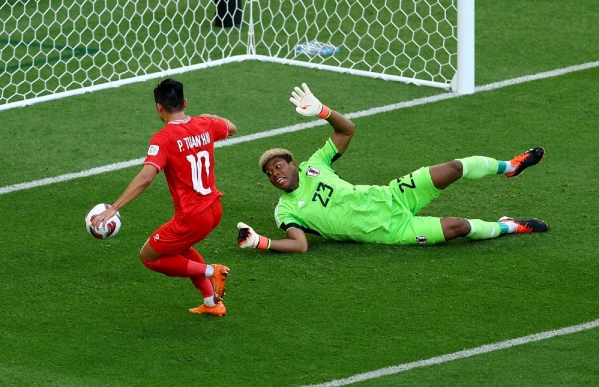 Tuấn Hải tận dụng sai lầm nâng tỷ số lên 2-1 cho ĐT Việt Nam (Ảnh: Reuters)